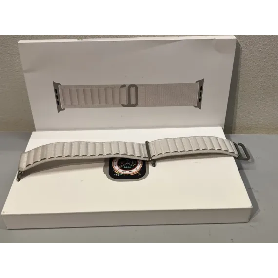 Apple Watch Ultra 49mm Titanium Starlight Alpine Loop M