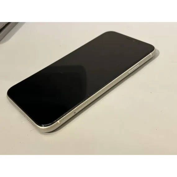 iPhone 11 – 64GB Hvit – Grade A – Ny skjerm og nytt originalt batteri (100%)