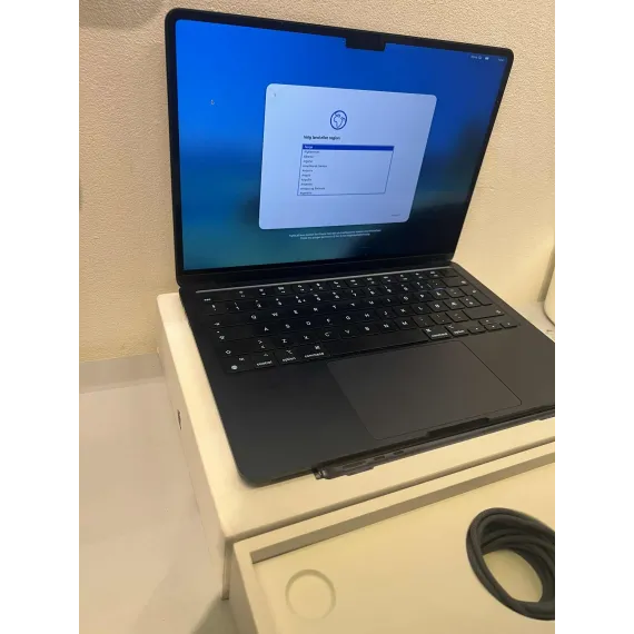 MacBook Air 13.6" M2 (2023) – 8GB / 256GB – Midnatt