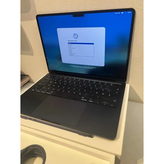 MacBook Air 13.6" M2 (2023) – 8GB / 256GB – Midnatt