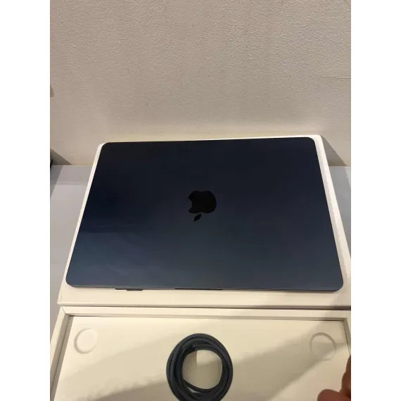 MacBook Air 13.6" M2 (2023) – 8GB / 256GB – Midnatt