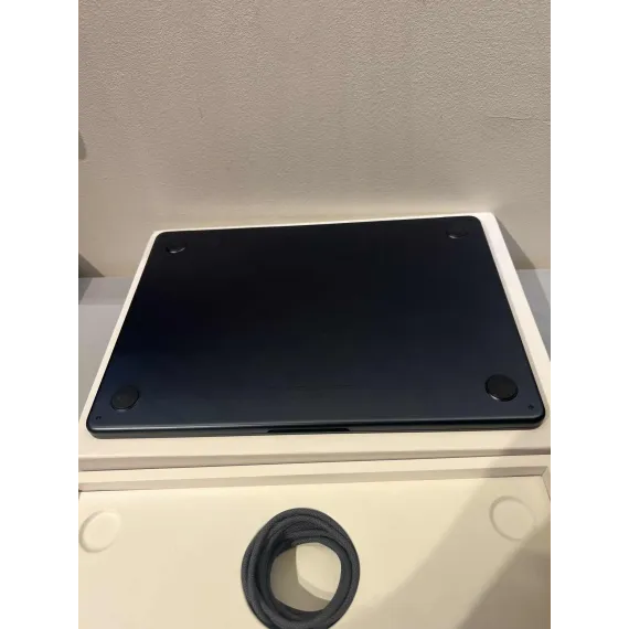 MacBook Air 13.6" M2 (2023) – 8GB / 256GB – Midnatt