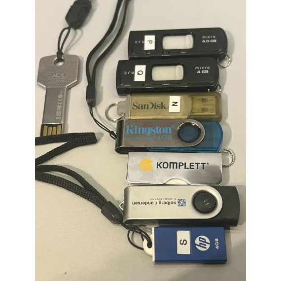 Pakke med 8 fungerende USB-minnepenner (0,5–4 GB)