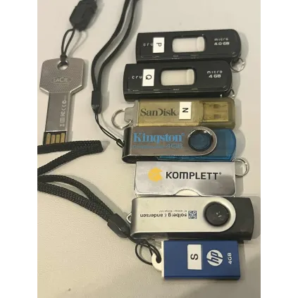 Pakke med 8 fungerende USB-minnepenner (0,5–4 GB)