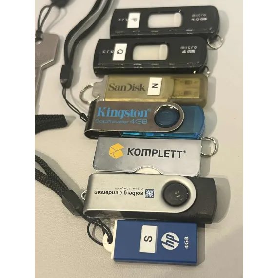Pakke med 8 fungerende USB-minnepenner (0,5–4 GB)