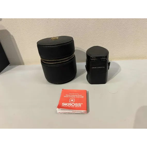 Victoria’s Secret x SKROSS World Adapter EVO USB – Reiseadapter med etui