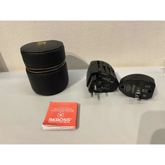 Victoria’s Secret x SKROSS World Adapter EVO USB – Reiseadapter med etui