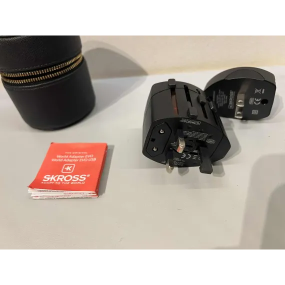 Victoria’s Secret x SKROSS World Adapter EVO USB – Reiseadapter med etui