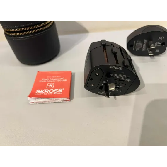 Victoria’s Secret x SKROSS World Adapter EVO USB – Reiseadapter med etui