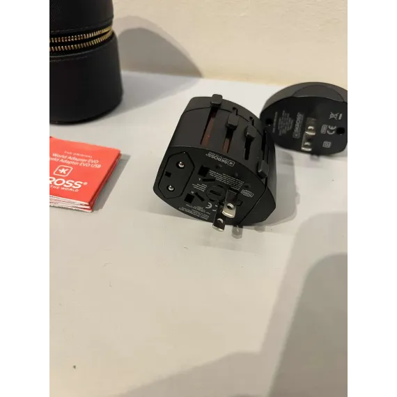 Victoria’s Secret x SKROSS World Adapter EVO USB – Reiseadapter med etui