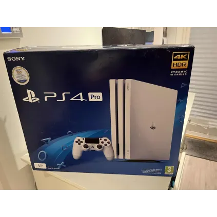 Kraftig PS4 Pro i lekker hvit utgave med original eske og tilbehør. Gir ekte 4K HDR-grafikk og jevnere bildeflyt i spill.