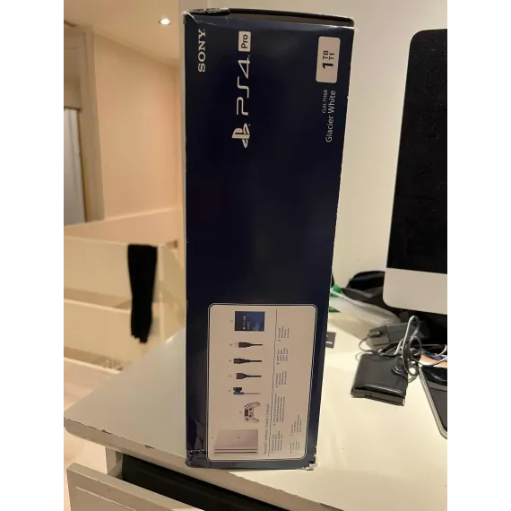 Kraftig PS4 Pro i lekker hvit utgave med original eske og tilbehør. Gir ekte 4K HDR-grafikk og jevnere bildeflyt i spill.