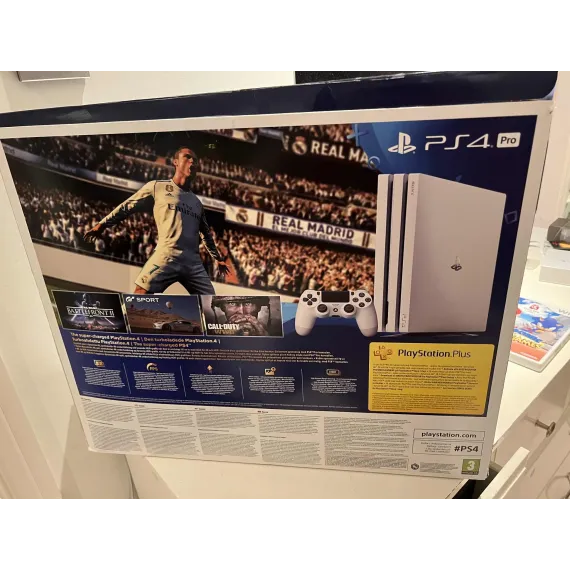 Kraftig PS4 Pro i lekker hvit utgave med original eske og tilbehør. Gir ekte 4K HDR-grafikk og jevnere bildeflyt i spill.