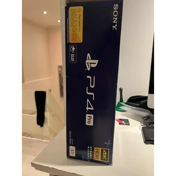 Kraftig PS4 Pro i lekker hvit utgave med original eske og tilbehør. Gir ekte 4K HDR-grafikk og jevnere bildeflyt i spill.