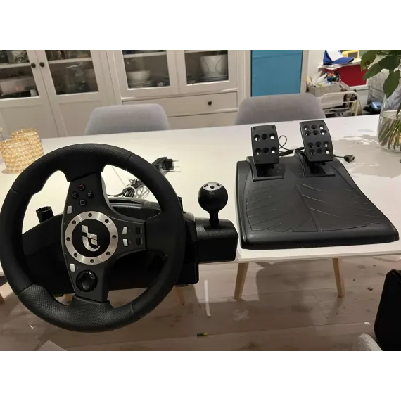 Logitech Driving Force Pro – ratt og pedaler til PlayStation 2 / 3 og PC